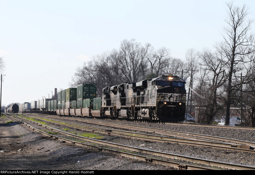 NS 7651 leads train 212 northbound